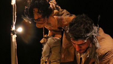 “El circo de los mendicantes” de Tersites llega a El Arrimadero con su propuesta de títeres para adultos.