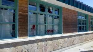 Destrozaron ventanas en una escuela de San Martín de los Andes