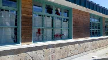 Causaron varios destrozos en una escuela de San Martín de los Andes. (Foto: Gentileza Aten San Martín de los Andes).