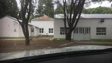 El amplio edificio y predio de la ex escuela hogar 51 de Colonia Josefainaugurado en 1942 fueron reacondicionados por el municipio de Pomona que seguirá brindando asistencia. (Foto Gentileza)