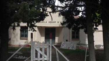 La fachada de la histórica escuela antes del reciente remozado.