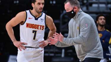 El coach Malone no quiere apurar el proceso de adaptación de Campazzo a la liga. 