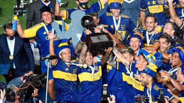 Tevez levanta la copa en San Juan. 