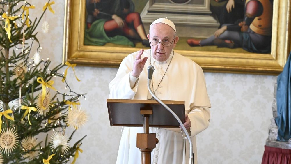 "Además de la vacuna para el cuerpo, se necesita la vacuna para el corazón, que es el cuidado", planteó ayer Francisco en su homilía. Foto: Vatican News. 