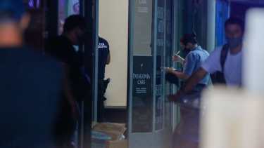 Personal de la policía realiza pericias en el interior de la galería. (fotos: Juan Thomes)