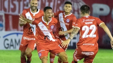 Romero, Ibarra y Quintana festejan el gol de la victoria. 