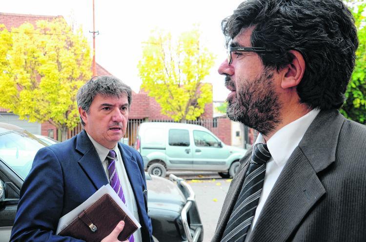 Gustavo Hererra (derecha) es el fiscal del caso. 