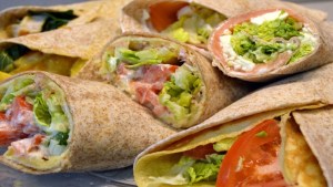 Rolls integrales con verduras y jamón