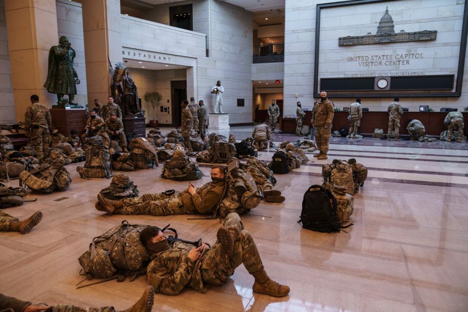 Los efectivos permanecen en el Congreso estadounidense, alertas ante posibles nuevas invasiones. Foto: AP.-