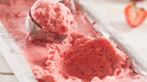 Frutillas y yogur para un sabroso helado casero