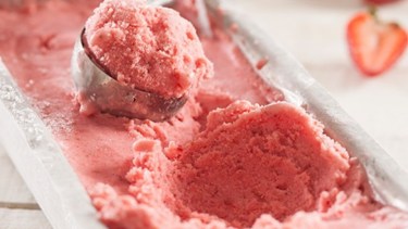 Frutillas y yogur para un sabroso helado casero