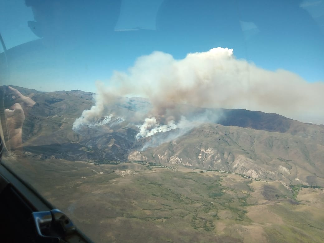 El incendio forestal se había originado el domingo por la tarde, en un campo ubicado a pocos kilómetros de Ñorquinco. (Foto Gentileza Splif de El Bolsón)