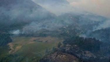 Coordinan las tareas de diversos cuerpos para combatir el avance del fuego a unos 15 kilómetros de El Bolsón. Gentileza