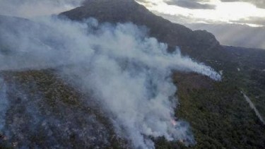 Los bomberos plantearon que el viento cambia de dirección constantemente. Foto: archivo