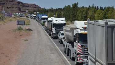 Los cortes de ruta en Añelo volvieron a afectar el trabajo en Vaca Muerta y ya hay operaciones que debieron ser paralizadas.