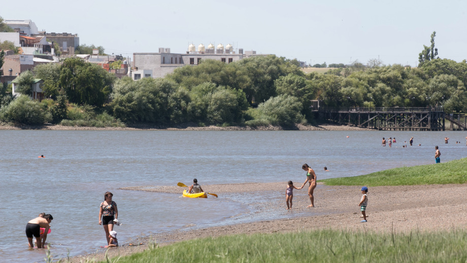 El río Negro suele ser el elegido entre los viedmenses para pasar el calor. Foto: Pablo Leguizamon