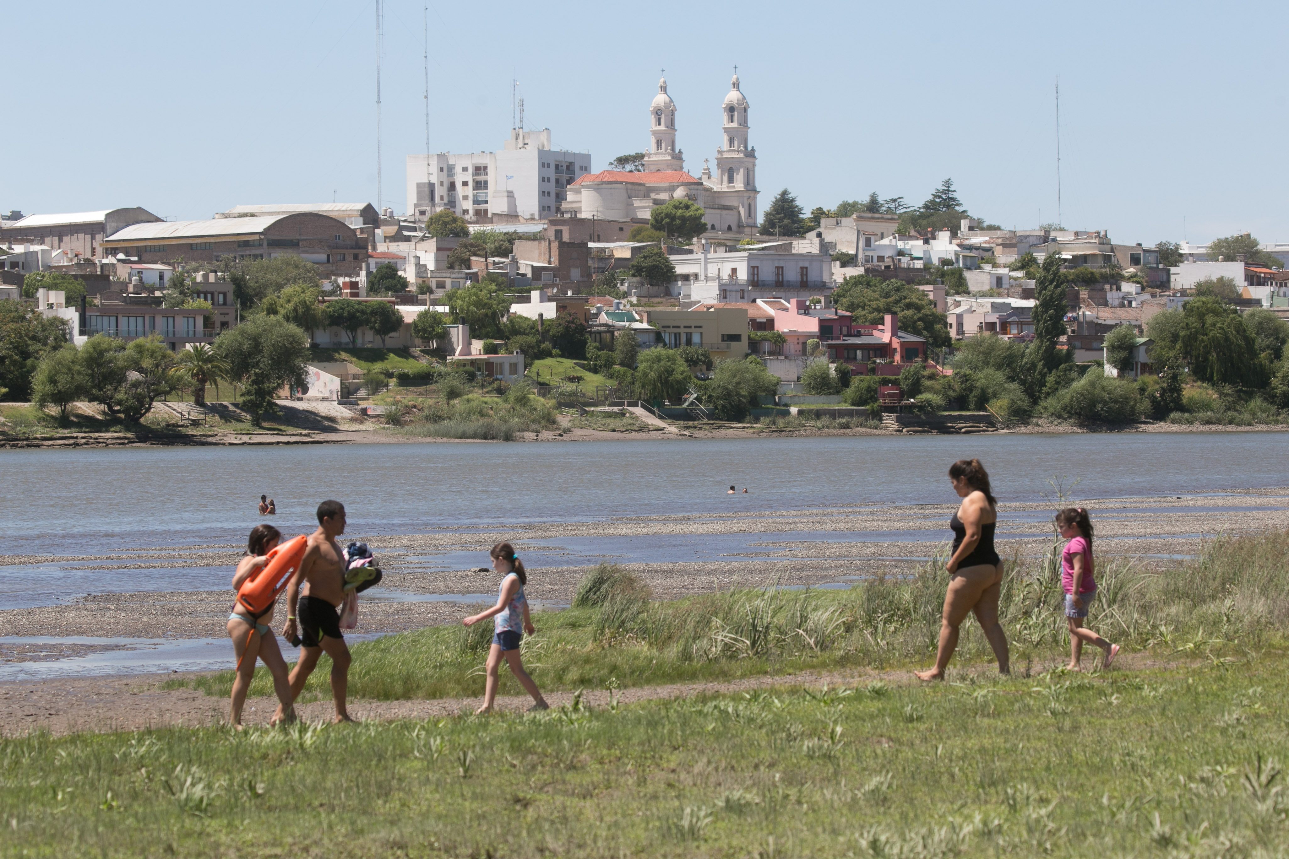 El río Negro invita en una jornada agobiante en el Valle Inferior. Foto: Pablo Leguizamón.