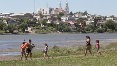 El río Negro invita en una jornada agobiante en el Valle Inferior. Foto: Pablo Leguizamón.