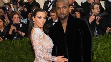 Kanye West y Kim Kardashian tratan de superar su crisis de pareja pero viven separados.