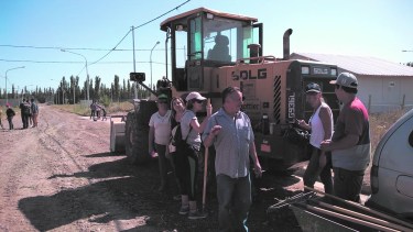 El grupo de vecinos no solo se encarga de alentar diversos proyectos, sino que también se distribuye las tareas a realizar en el barrio.