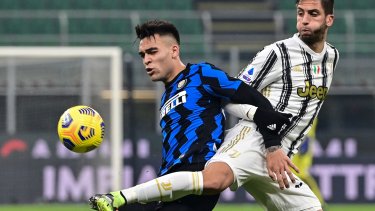 Lautaro Martínez jugó 85' minutos en el triunfazo de Inter. En la foto, pelea contra Bentancur, el uruguayo ex Boca. 