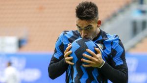 Triplete de Lautaro Martínez para que Inter siga al acecho del Milan en Italia