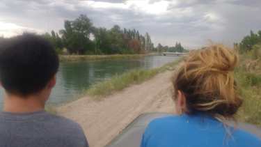 Los familiares de Mónica buscaron rastros durante tres días en el canal principal de riego. (foto: gentileza)