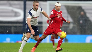 Thiago Alcántara jugó con una venda en la cabeza tras un golpe. 