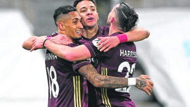 Harrison festeja junto a Raphinha el triunfo del Leeds. (Stu Forster/Pool via AP)