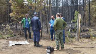El fiscal jefe Martín Lozada recorrió el barrio El Mirador, donde se inició el incendio forestal. Foto: gentileza