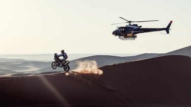 Enorme imagen de Luciano Benavides, uno de los que anduvo bien en la etapa, seguido por el helicóptero de seguridad. 