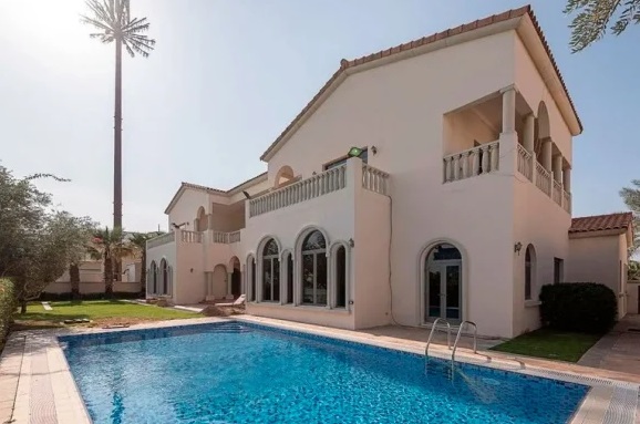 Así es el ingreso a la mansión arábica, que cuenta con su propia piscina. Foto: gentileza.-