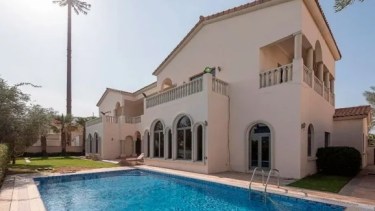 Así es el ingreso a la mansión arábica, que cuenta con su propia piscina. Foto: gentileza.-