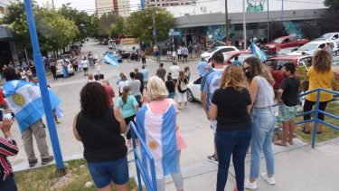 Vecinos se movilizaron en contra del impuestazo en el centro de Roca