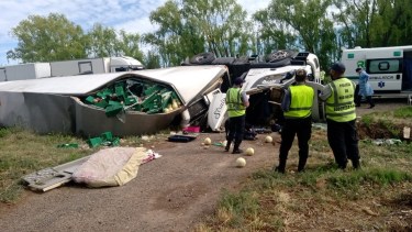 Volcó un camión con frutas y verduras en la ruta 22, cerca de Allen