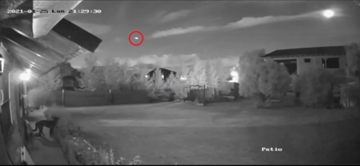 Así registró el meteorito la cámara de seguridad de una casa de Bariloche. (Captura).-