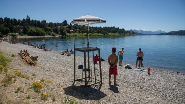 Se reducirá la cobertura de guardavidas en las playas de lacustres de Bariloche. Archivo