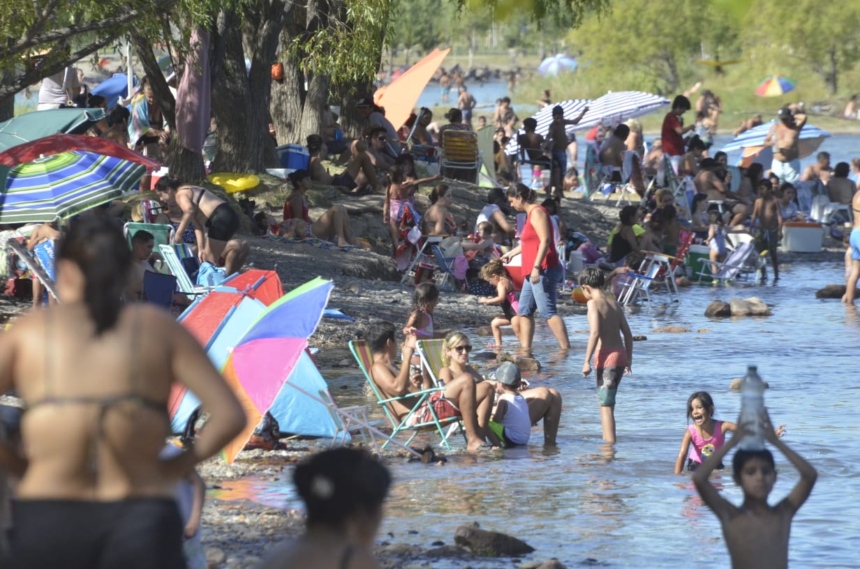 Los balnearios de la capital neuquina se llenaron de gente que buscó resguardarse del calor. (Foto: Yamil Regules)