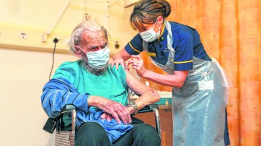 Esta semana, en Reino Unido comenzarán a administrar segundas dosis a las personas ya vacunadas con la primera,