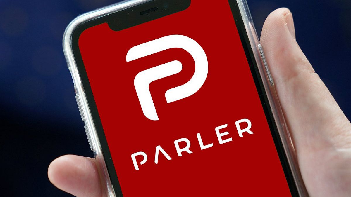 Tras la sanción de varias redes sociales a Trump, Parler registró un aumento de usuarios sin precedentes, pero debido a los violentos mensajes se quedó sin ningún respaldo.
