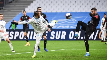 Pipa Benedetto jugó todo el partido para Marsella y su gol no alcanzó. 