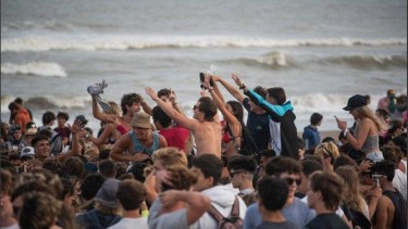 La ordenanza llegó luego de la pelea que protagonizaron ayer un centenar de jóvenes en Pinamar.