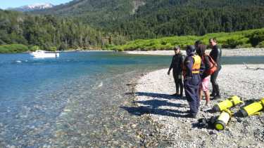 La Prefectura Bariloche aportó una embarcación y buzos. Foto: gentileza