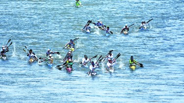 Espectacular imagen desde el puente de la Isla Jordán de Cipolletti, punto de partida de la primera etapa. Pinta-Lucero, los ganadores, encabezan el grupo.  Foto Andrés Maripe
