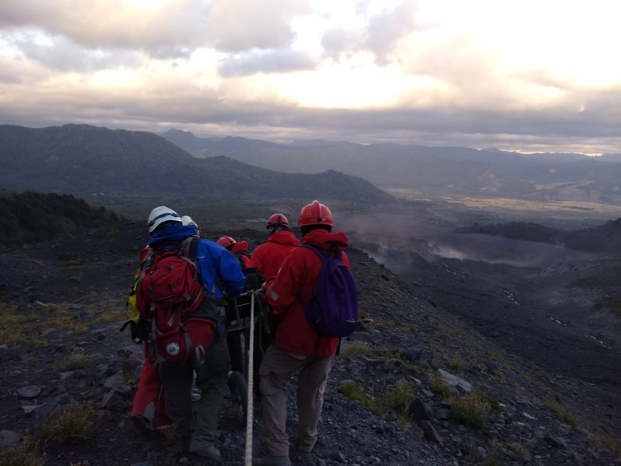 Personal de Parques Nacionales, de la Comisión de Auxilio del Club Andino Bariloche y del Grupo de Montaña de Gendarmería intervinieron en el rescate de la turista lesionada. (Foro archivo)