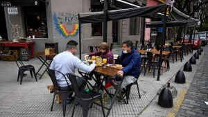 Buenos Aires cerrará la gastronómía de 1 a 6 y limita reuniones sociales a diez personas