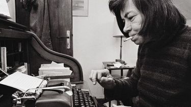 Ácida e irónica, así era Patricia Highsmith, la autora del clásico “Extraños en un tren”. 