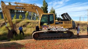 Un arma casera, marihuana y una retroescavadora en operativos en Huincul