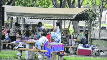 Es obligatorio el uso de barbijo en los espacios comunes. Solo se puede quitar dentro de las burbujas familiares.