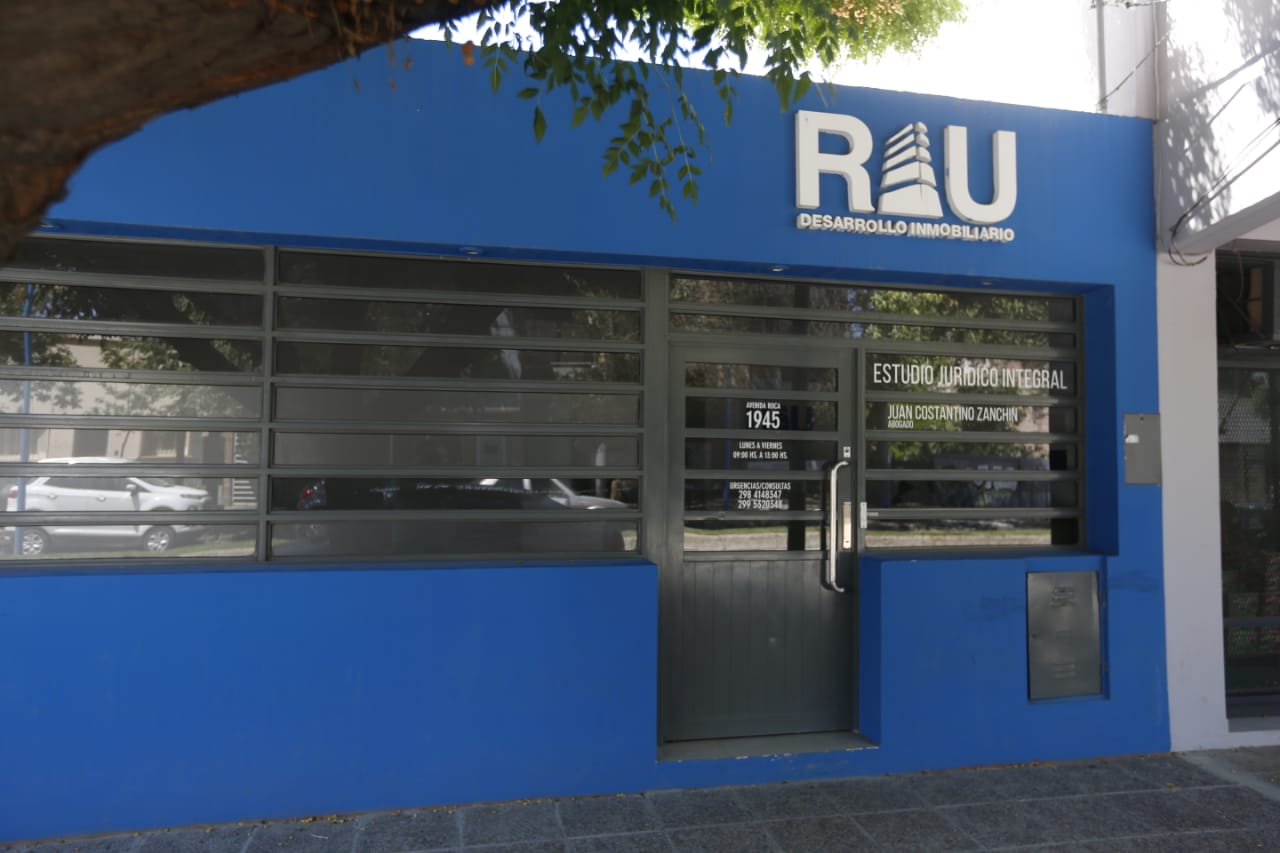 La sede del estudio jurídico y de la inmobiliaria se encuentra en avenida Roca, a pasos de Gadano. 